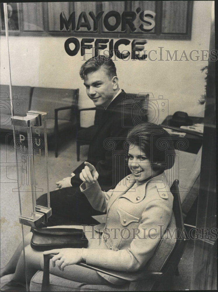 1967 Press Photo Two Junior Achievement members call on - RRW45039 - Historic Images