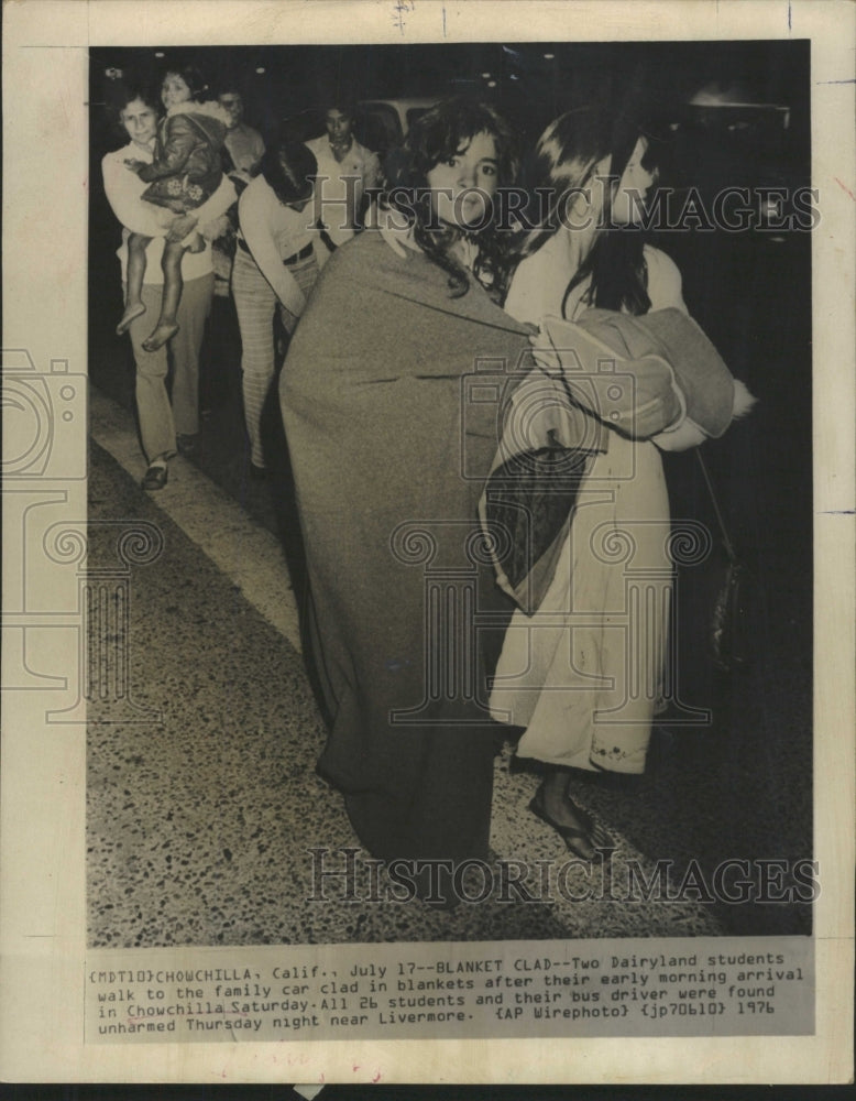 1976 Photo Dairyland Students Walk To Cars In Blankets - RRW45065 - Historic Images