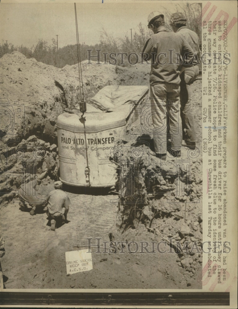 1976 Press Photo Workmen Raising Abandoned Van Kidnap - RRW45067 - Historic Images