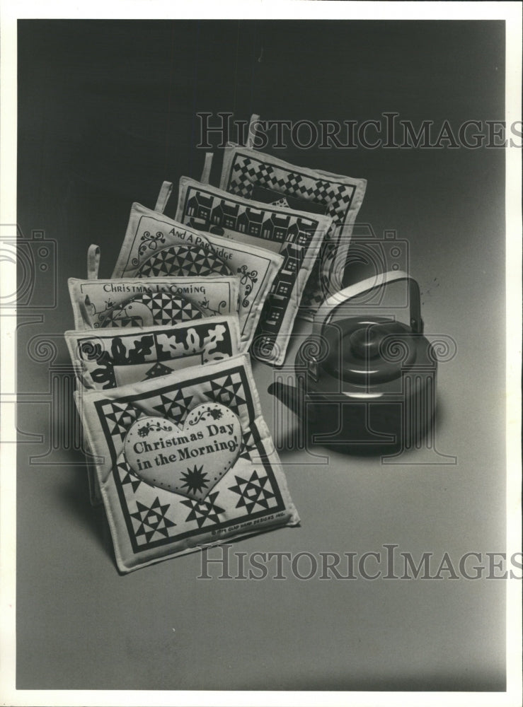 1981 Press Photo Christmas Gifts Potholders Kettle - RRW45091 - Historic Images