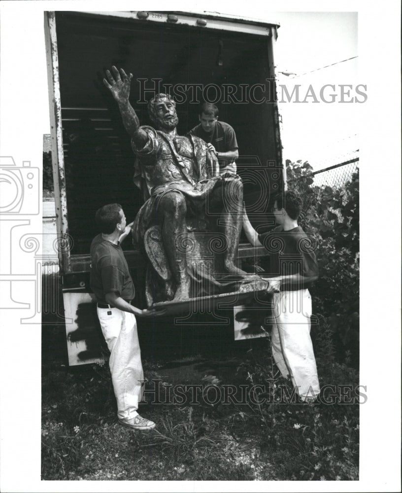 1995 Press Photo Lyric Opera Of Chicago Statue - RRW45155 - Historic Images