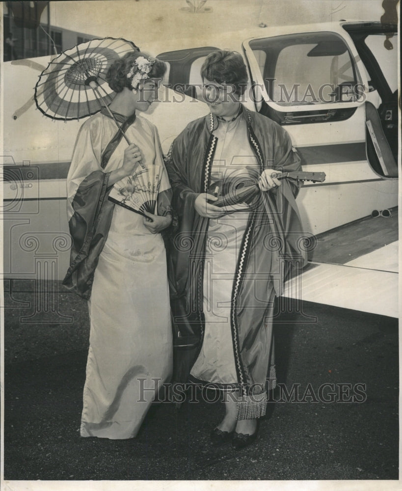 1962 Press Photo Women Returning From Dubuque Museum - RRW45171 - Historic Images