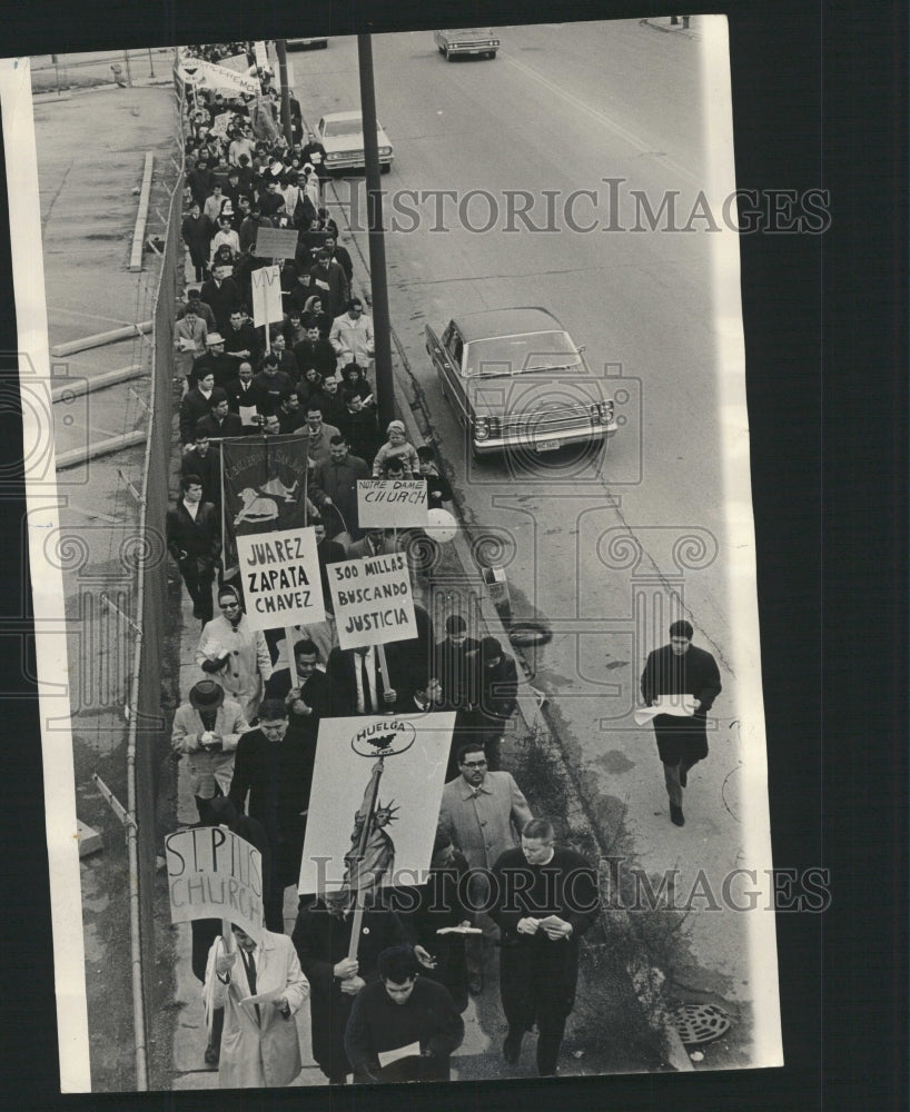 1966 Press Photo Vineyard Migrant Workers Strike March - RRW45181 - Historic Images