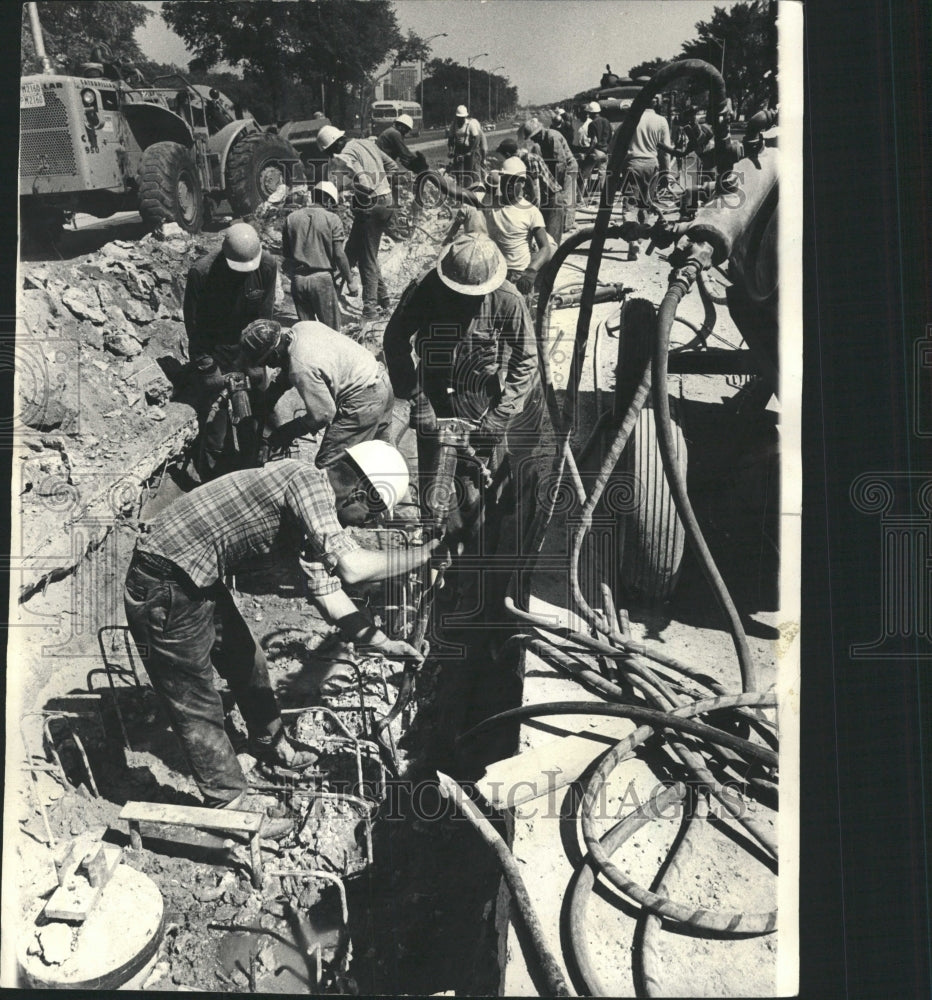 1966 Press Photo Engineers Repair Lane Dividers Strike - RRW45191 - Historic Images