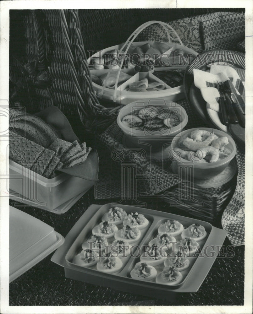1975 Press Photo Tupperware Home Parties Dishes Served - RRW45199 - Historic Images