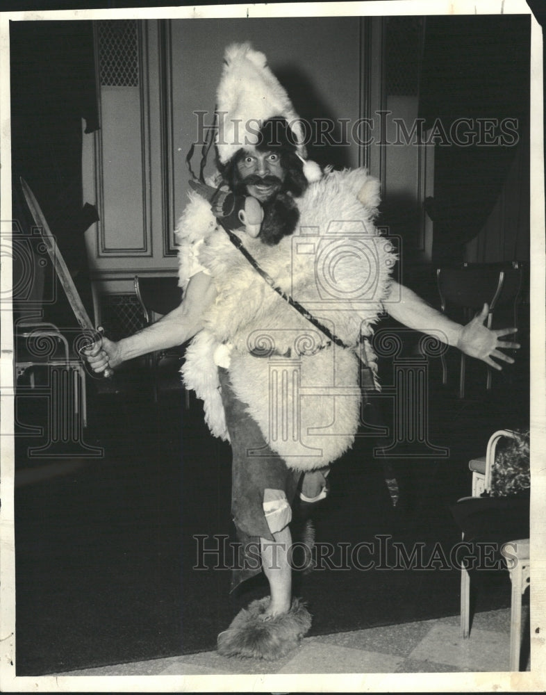 1964 Press Photo Hawley Smith as Robinson Crusoe - RRW45223 - Historic Images