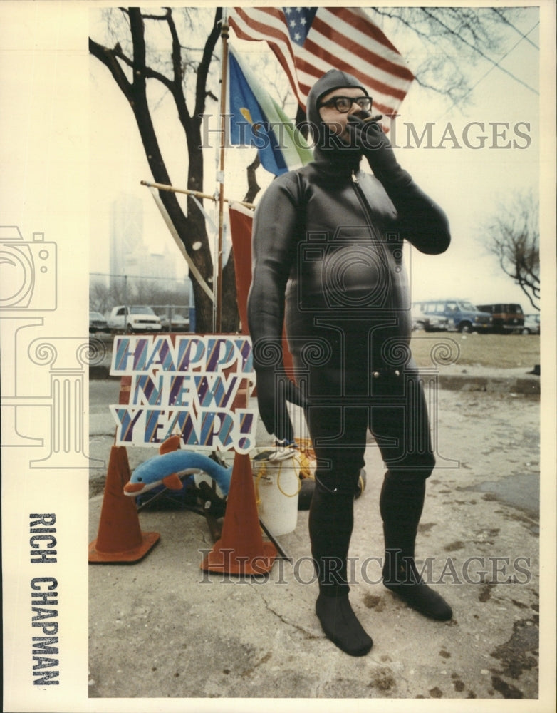 1992 Press Photo 20 Fathon Diver Smoking Cigar - RRW45245 - Historic Images