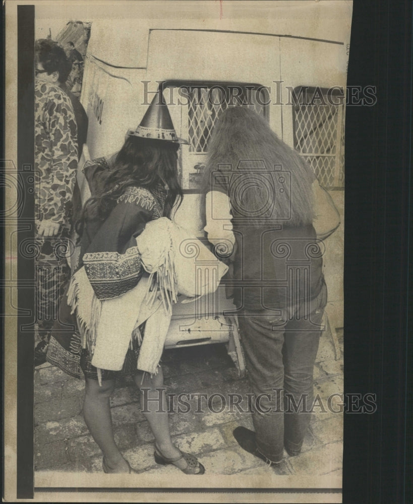 1968 Press Photo Two yippies peer into the back of a po - RRW45277 - Historic Images