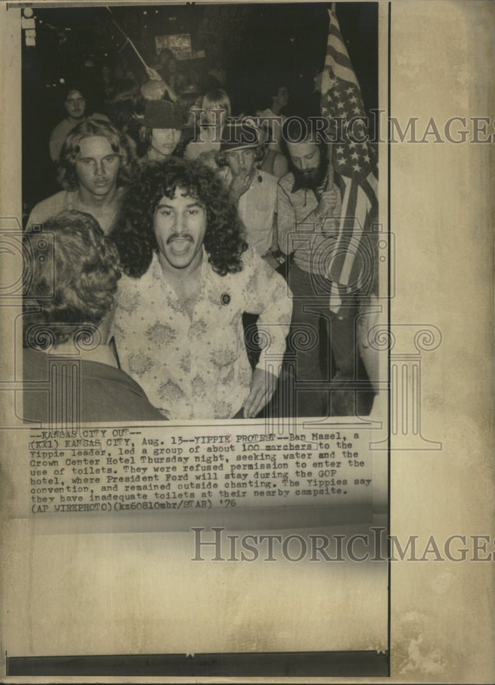 1976 Press Photo Yippies Denied Entry To Hotel - RRW45291 - Historic Images