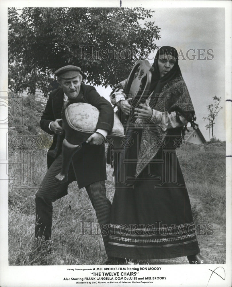 1977 Press Photo RON MOODY THE TWELVE CHAIRS COMEDY - RRW45629 - Historic Images