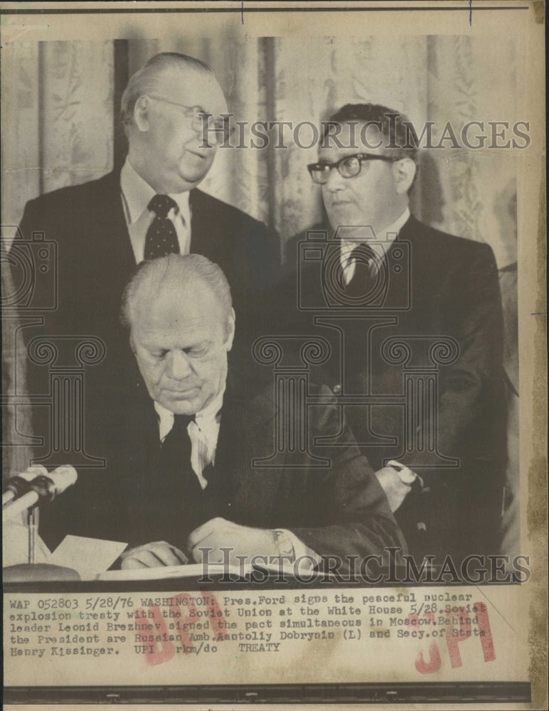 1976 Press Photo President Ford signs Nuclear Treaty - RRW45881 - Historic Images