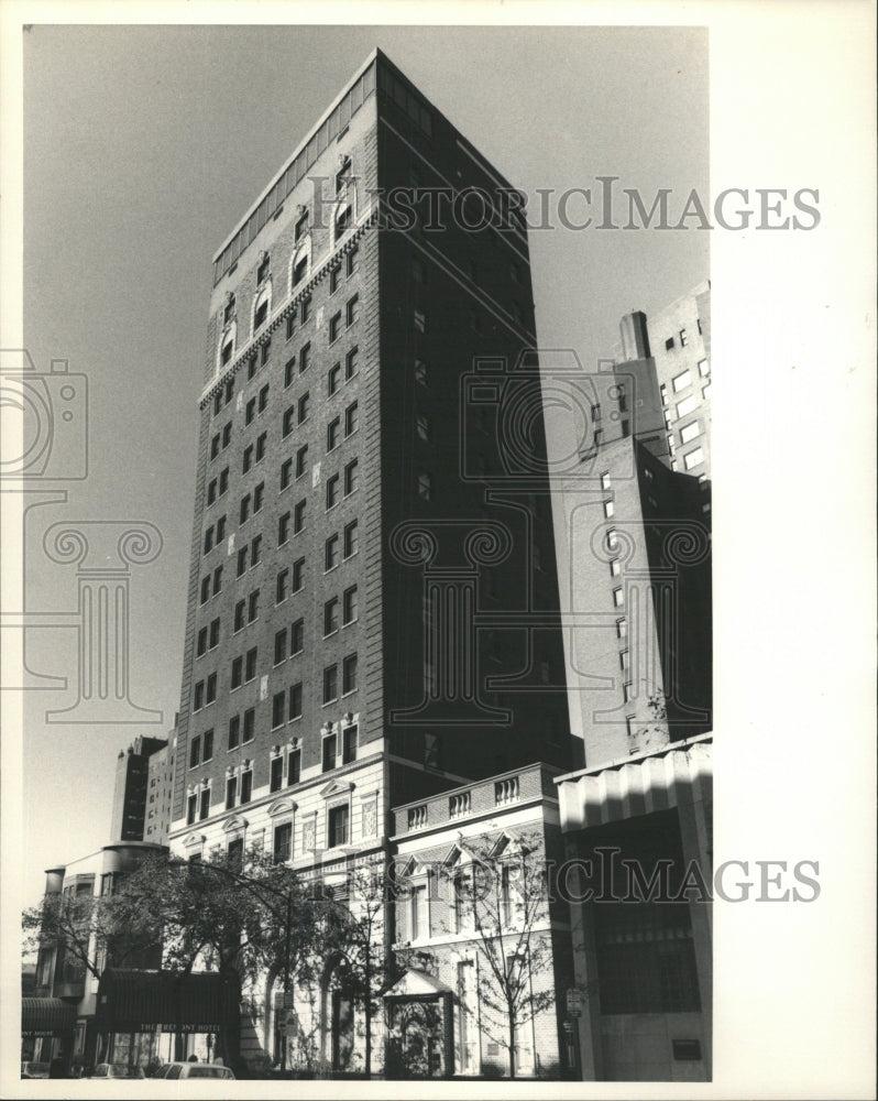 1984 Press Photo Chicago Tremont Hotel Exterior - RRW45905 - Historic Images
