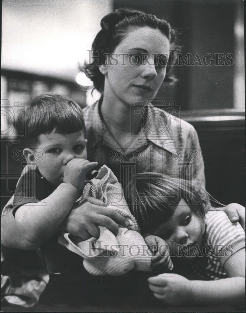 1970 Press Photo Woman With Children Traveling Railroad - RRW45985 - Historic Images