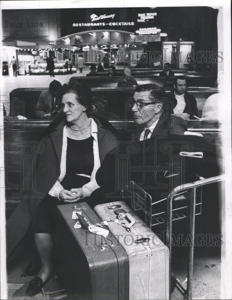1970 Press Photo John Staudt Wife Commuter Train Bags - RRW45987 - Historic Images
