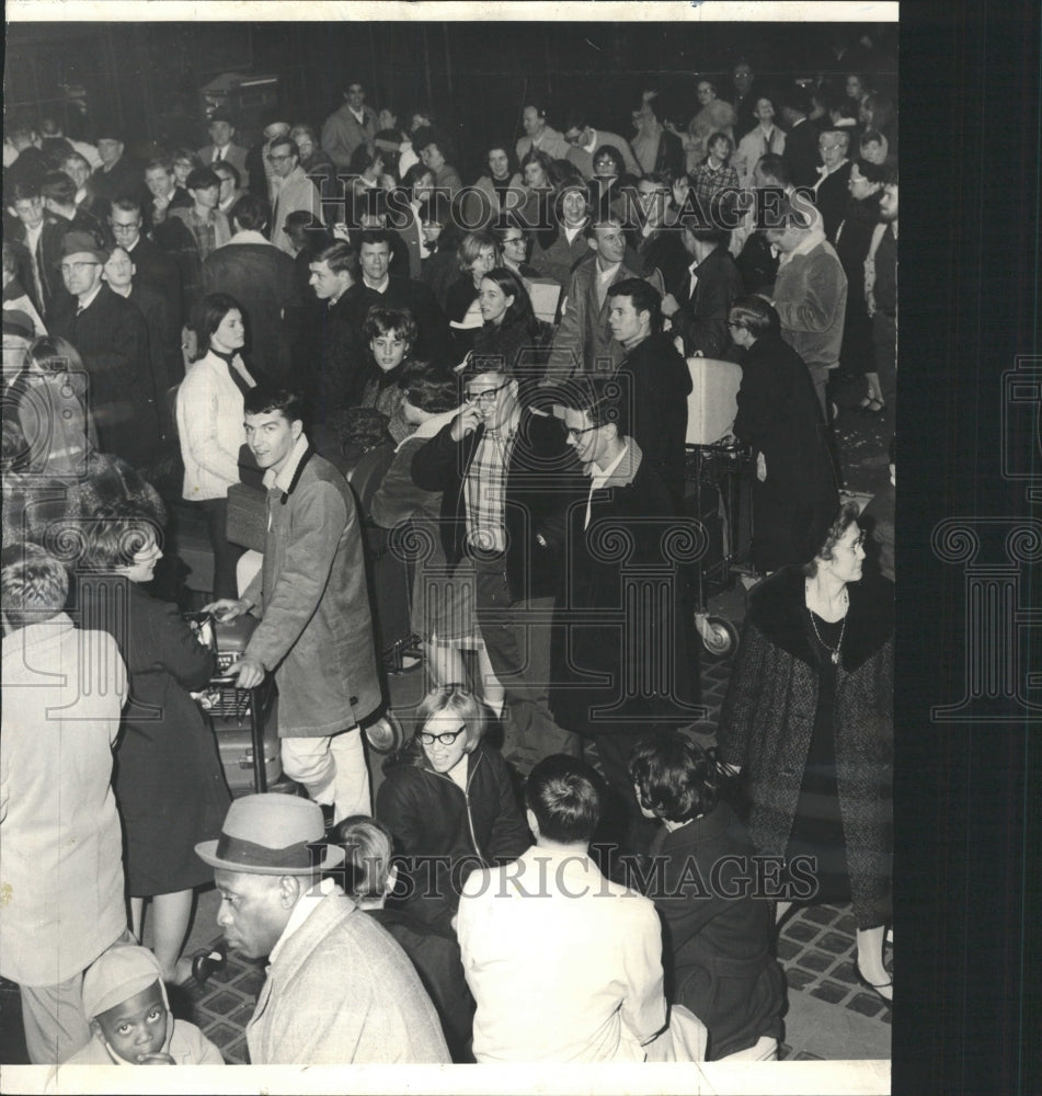 1966 Press Photo Railroad Passengers Delayed Union Sta - RRW45993 - Historic Images