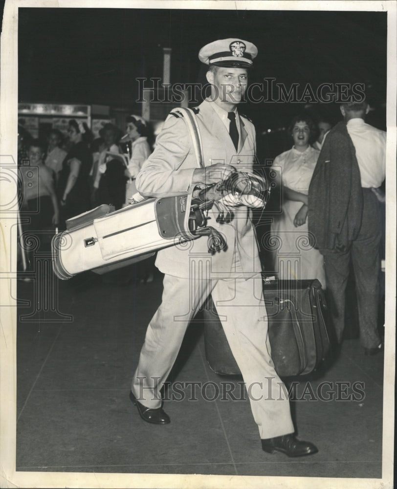 1954 Press Photo Northwestern Station Man With Luggage - RRW45995 - Historic Images