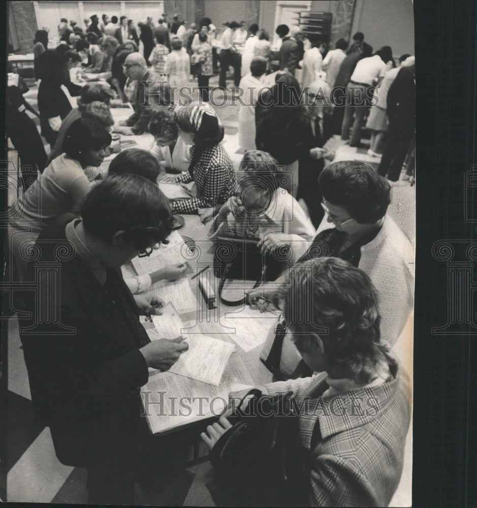 1974 Press Photo Investors Chicago Federal Reserve Bank - RRW46001 - Historic Images