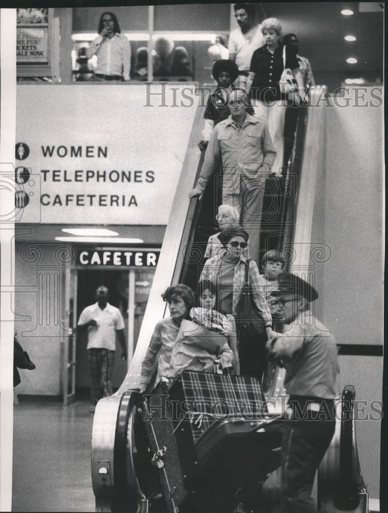 1975 Press Photo Greyhound Bus Depot Long Lines - RRW46091 - Historic Images