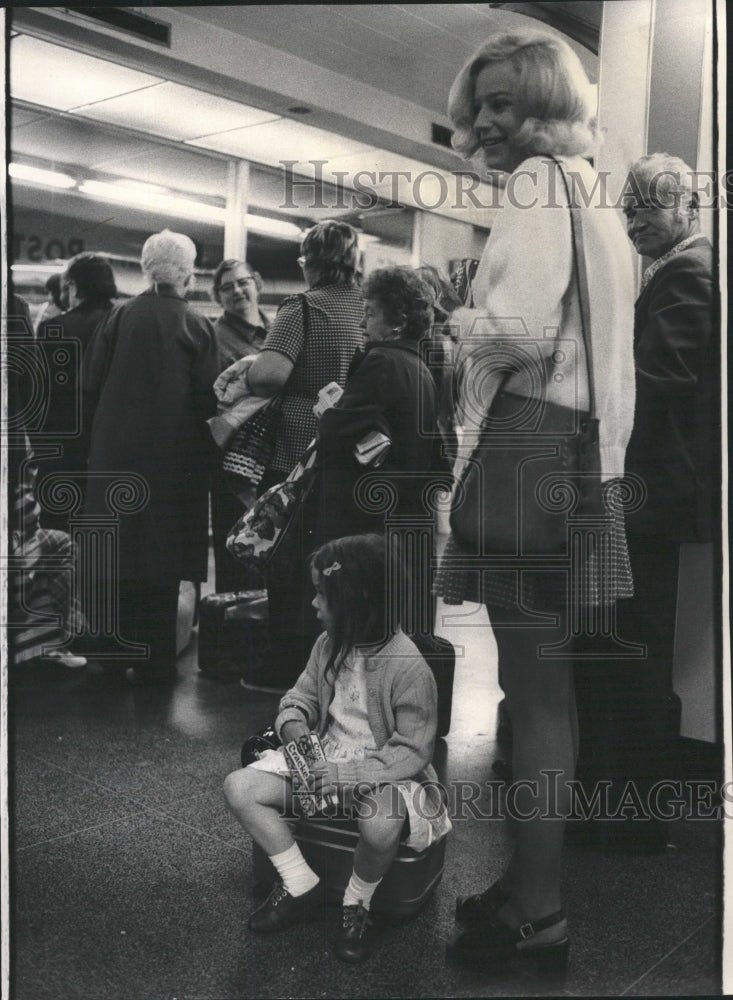 1974 Press Photo Holiday travel O&#39;Hare Airport - RRW46093 - Historic Images