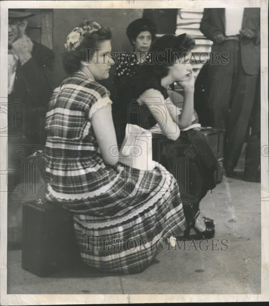 1950 Press Photo Greyhound Bus Station Travelers Wait - RRW46095 - Historic Images