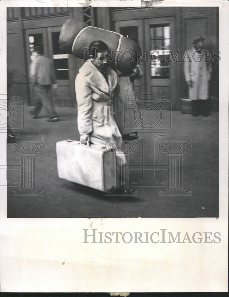 1960 Press Photo Bus Station Crowd - RRW46097 - Historic Images