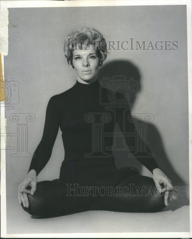 1970 Press Photo Lotus Position Yoga - RRW46125 - Historic Images