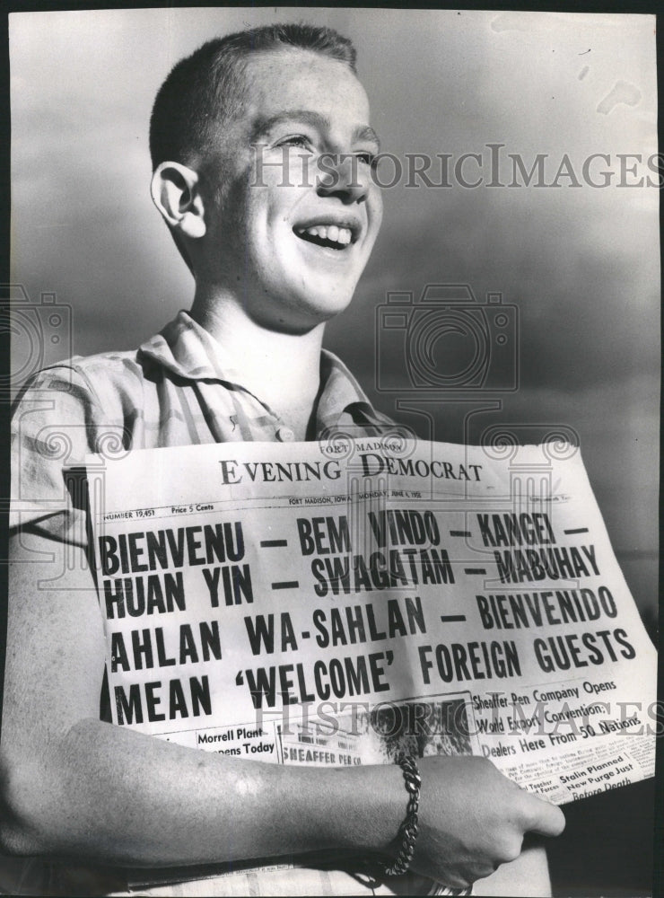 1956 Press Photo Mike Reed Greets the 50 Distributors - RRW46159 ...