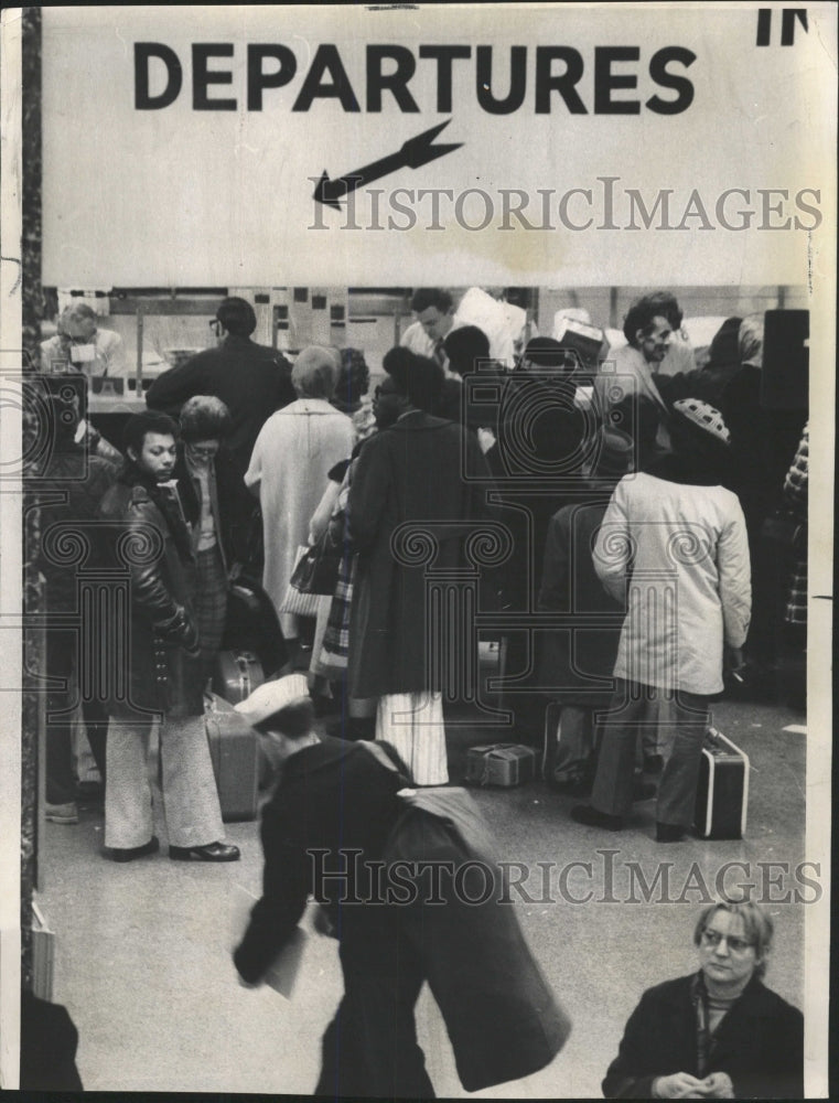 1971 Press Photo Christmas Crowd Greyhound Bus Depot - RRW46171 - Historic Images