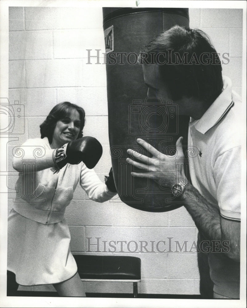 1976 Press Photo Laura Martin, George Sell Boxing - RRW46215 - Historic Images