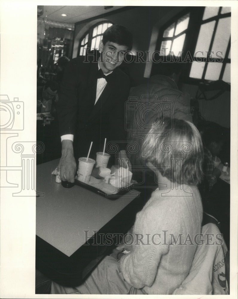 1985 Press Photo McDonald&#39;s Evanston Orrington Hotel - RRW46227 - Historic Images