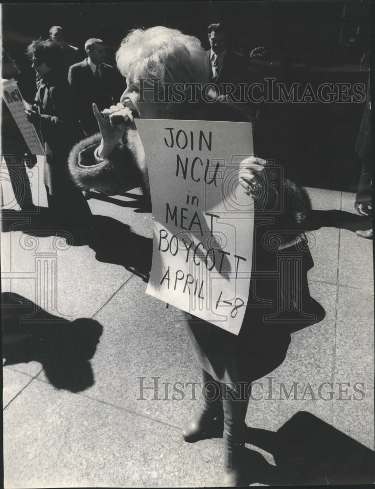 1973 Press Photo Mrs. Elaine Lewis Food Price Protest - RRW46231 - Historic Images