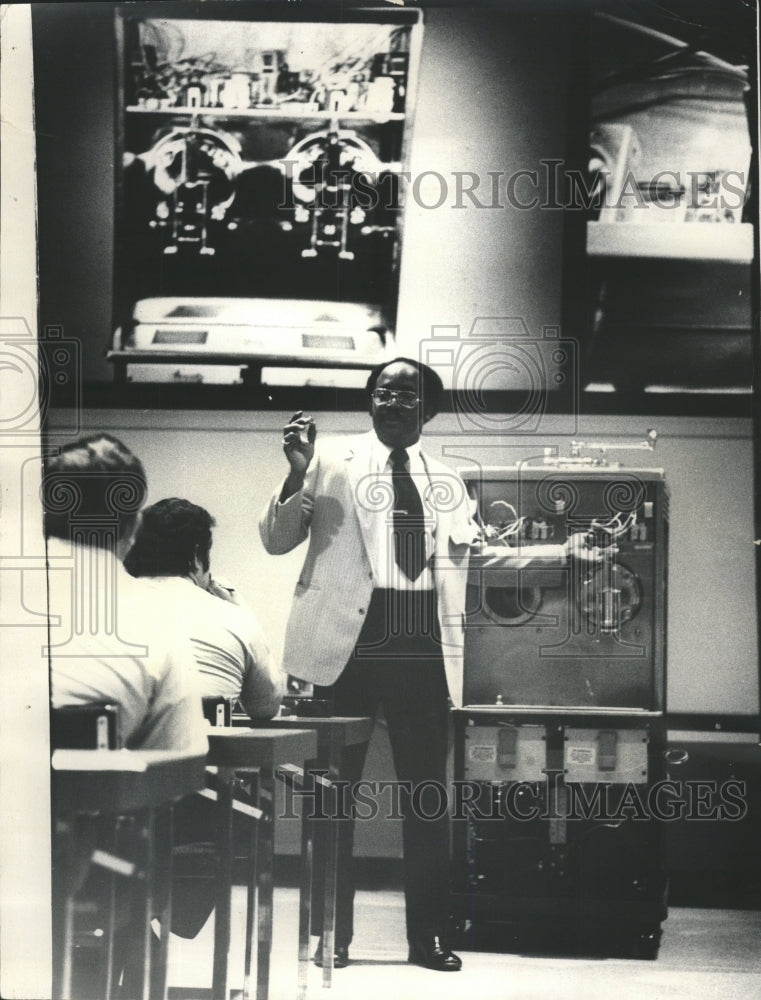 1975 Press Photo McDonalds Training Class Ralph Torain - RRW46241 - Historic Images