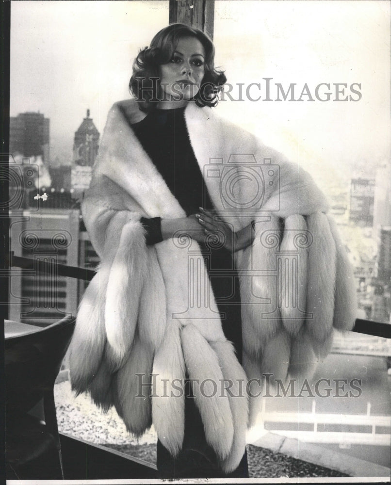 1970 Press Photo Oscar De la Renta White Mink Shawl - RRW46291 - Historic Images