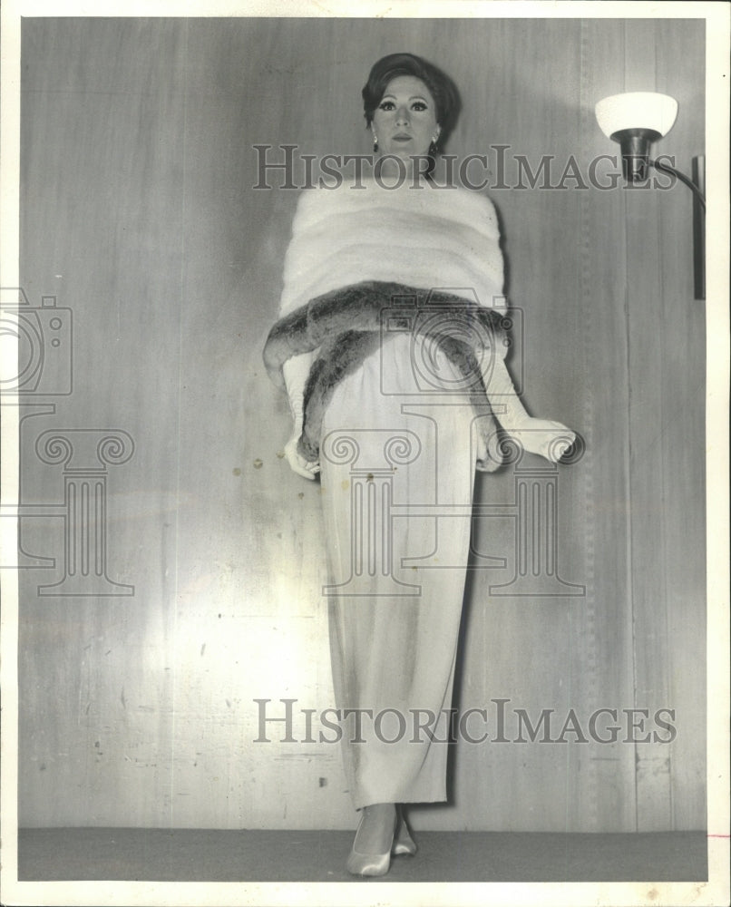 1964 Press Photo White Mink Mantilla Chinchilla Stole - RRW46295 - Historic Images