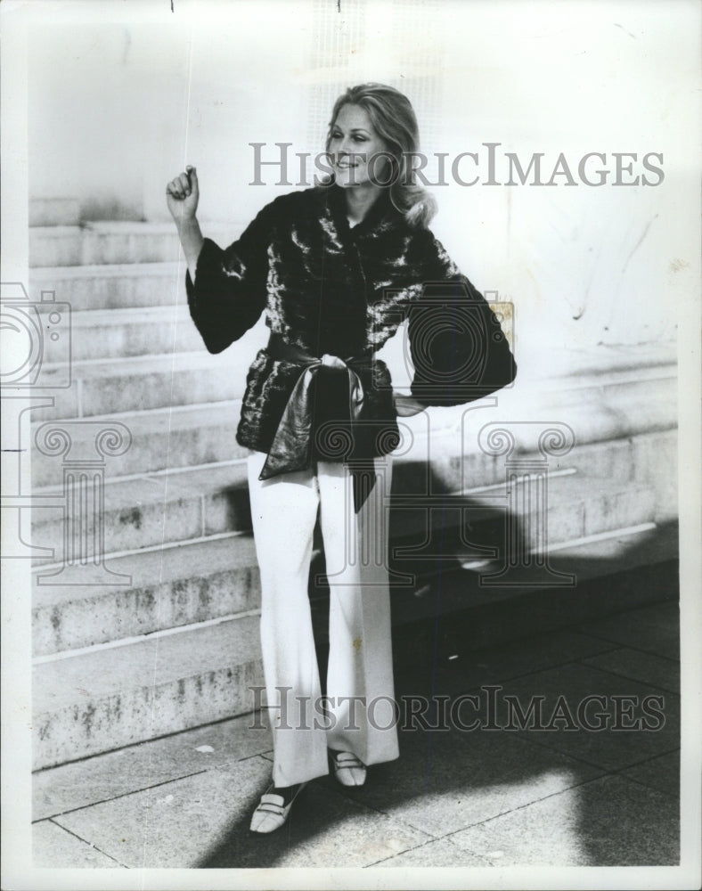 1972 Press Photo Oriental kimono jacket made with mink - RRW46329 - Historic Images