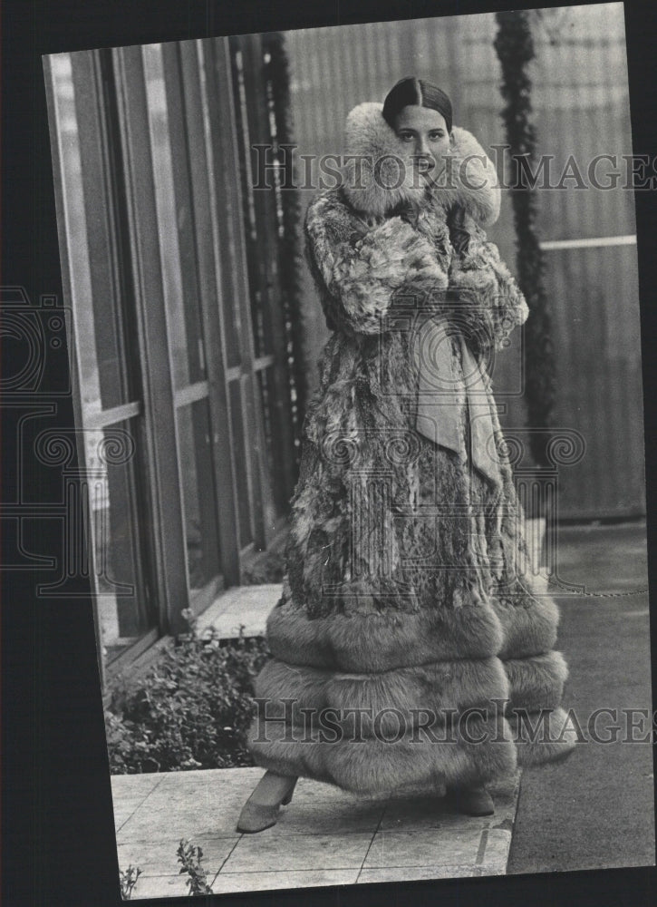 1973 Press Photo Convertible Fur Coat Lynx Beige Camel - RRW46435 - Historic Images