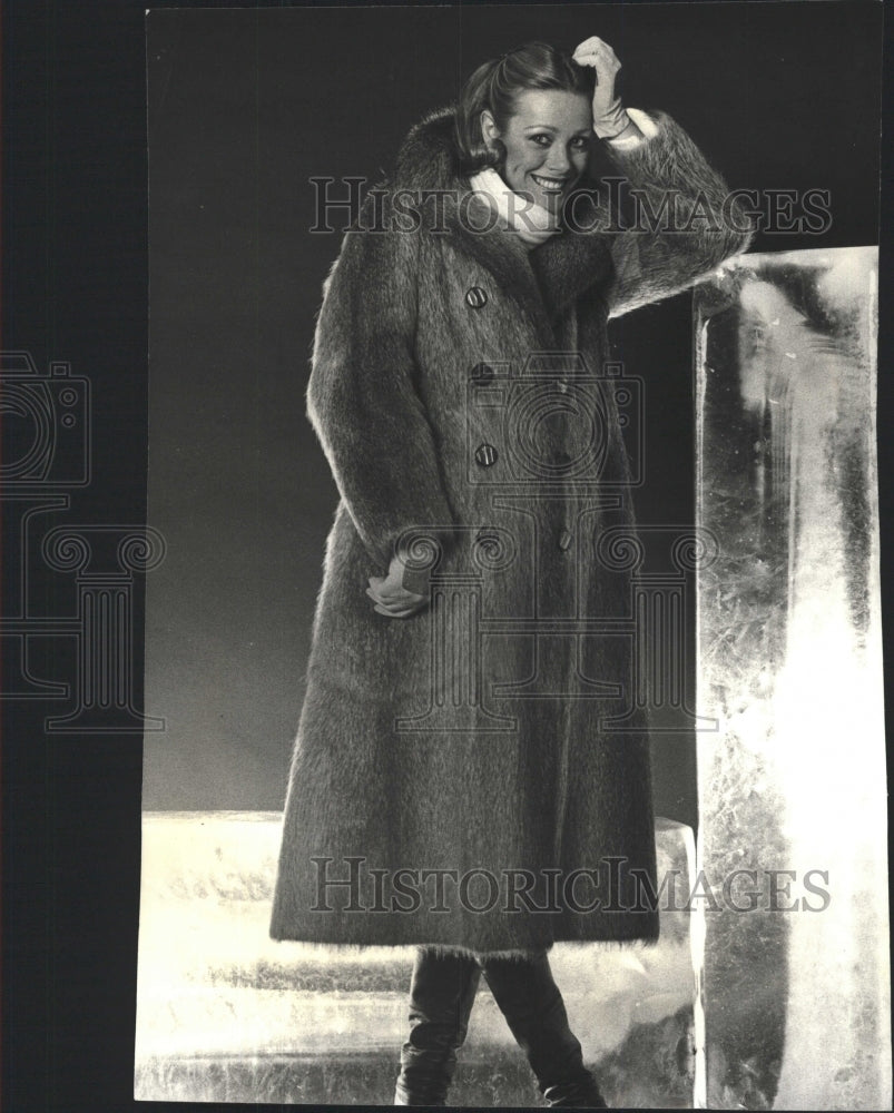 1977 Press Photo Double Breasted Boxy Coat Beige Nutria - RRW46443 - Historic Images