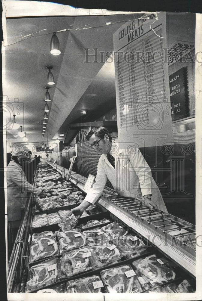 1973 Press Photo Luren Lawler Manager Hillman&#39;s Food - RRW46469 - Historic Images