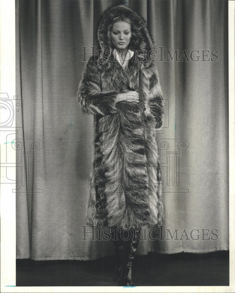 1977 Press Photo Raccoon-paw hooded coat is affordable - RRW46479 - Historic Images