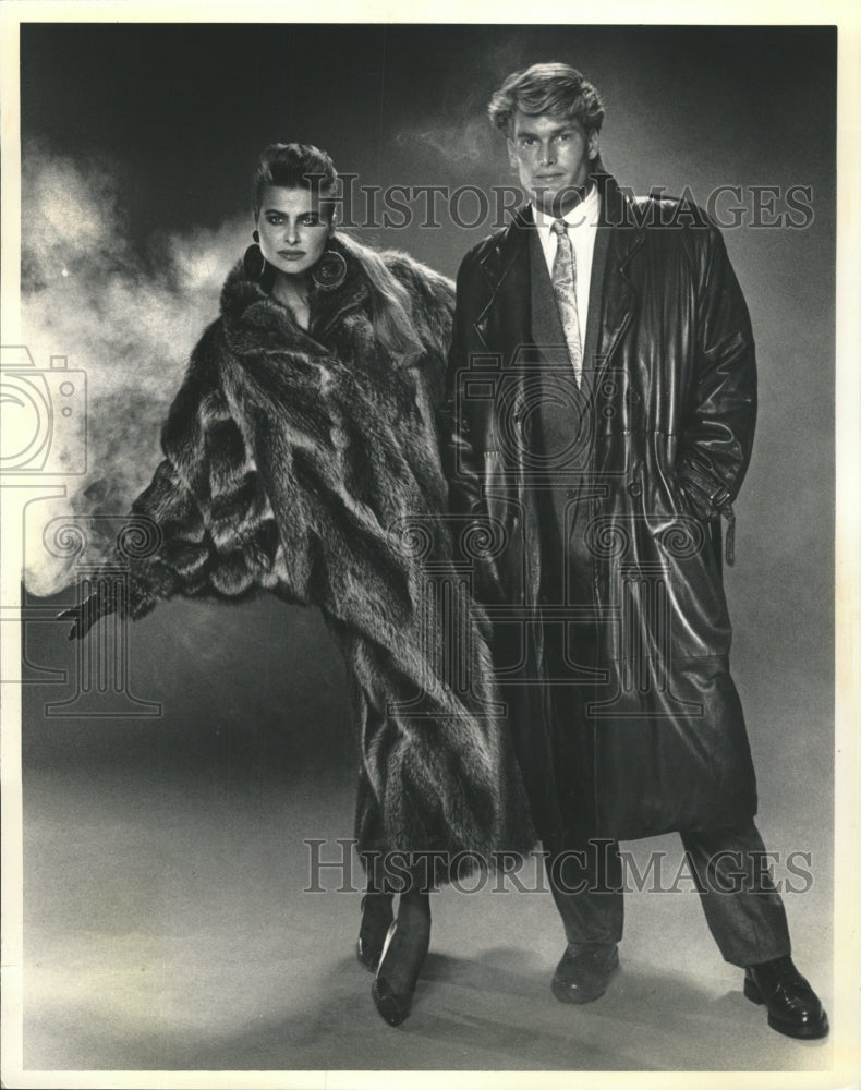 1986 Press Photo Alper Richman Raccoon, Opposum coats - RRW46485 - Historic Images