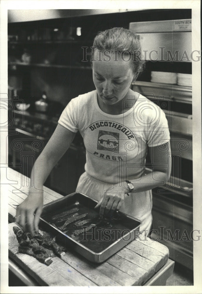 1980 Press Photo Linda Moll Moll&#39;s Restaurant Meat - RRW46501 - Historic Images