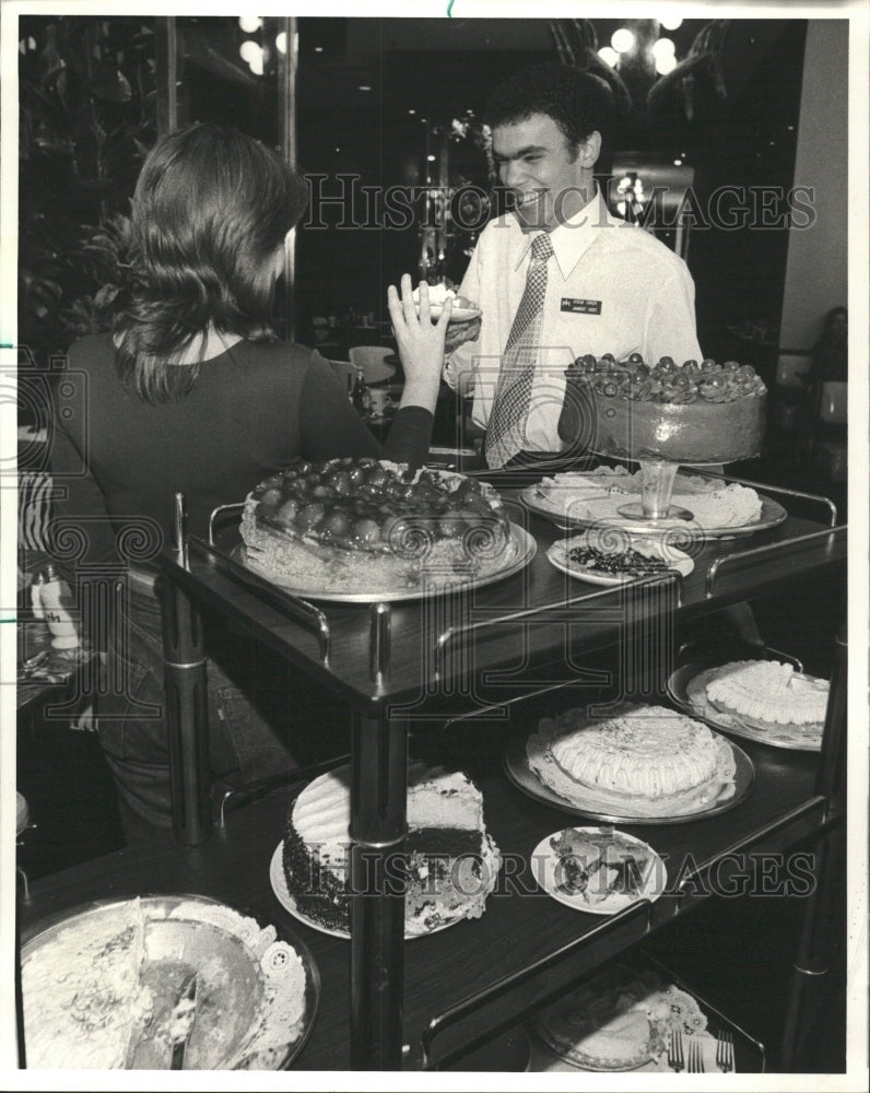 Press Photo Gregg Coker Offers Goodies At McCormick Inn - RRW46595 - Historic Images