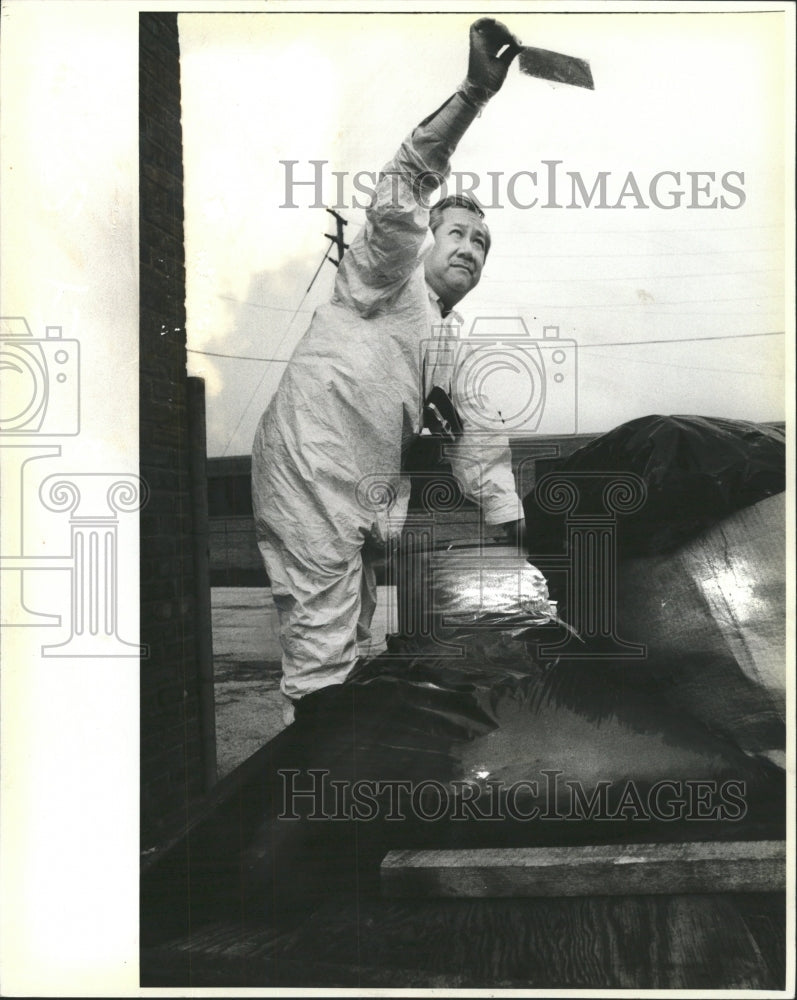 1983 Press Photo Howard Chinn Examines Dumpster - RRW46603 - Historic Images