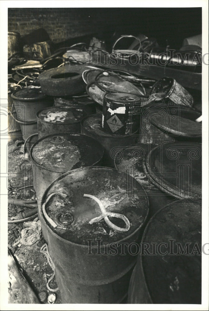 Press Photo Illegal Chemical Storage Site Chicago - RRW46605 - Historic Images