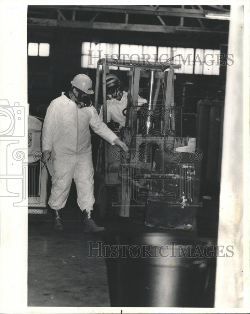 1986 Press Photo Workers Remove Drum Toxin Test Chicago - RRW46613 - Historic Images