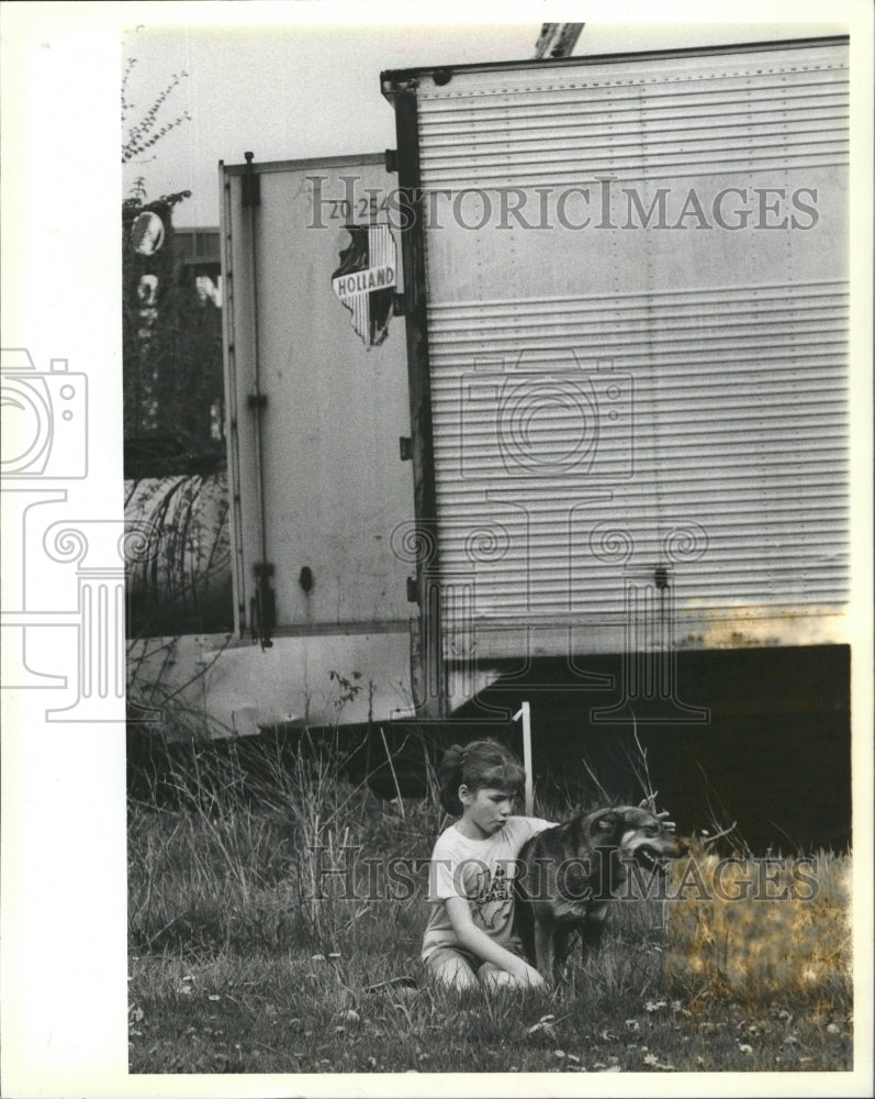 1983 Press Photo Nora Barrera Toxic Film Chips Trucks - RRW46615 - Historic Images