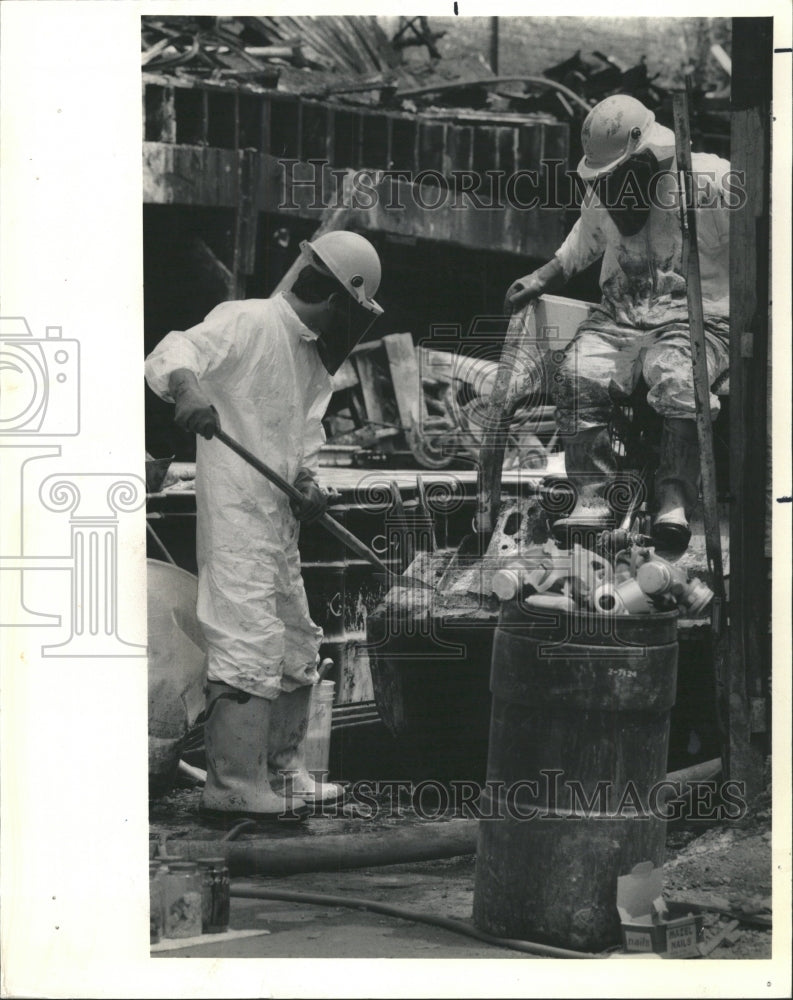 1986 Press Photo Contractors Clean Up A-Chem Plant - RRW46617 - Historic Images