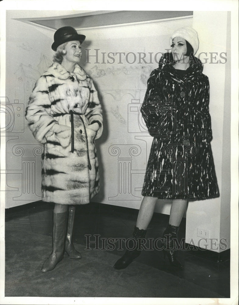 1963 Press Photo Women&#39;s fashions blond tone coat - RRW46629 - Historic Images