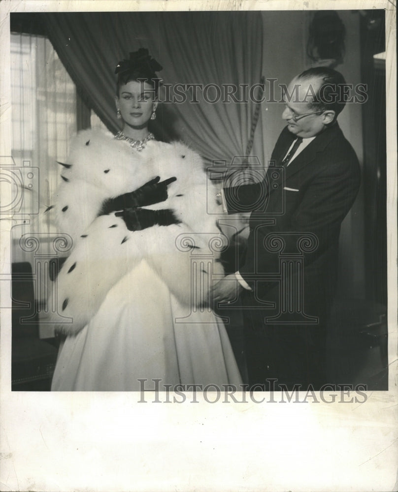 1956 Press Photo Herman Meltzer Ermine Fox Stole - RRW46635 - Historic Images