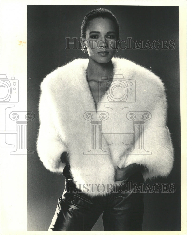 1986 Press Photo White Fox Cape Stole - RRW46647 - Historic Images